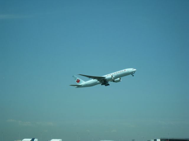 BOEING 777-200LR (C-FIUJ) - Air Canada 777 taking off