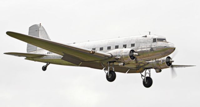 Douglas DC-3 (N18121)