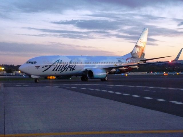 Boeing 737-800 (N570AS)