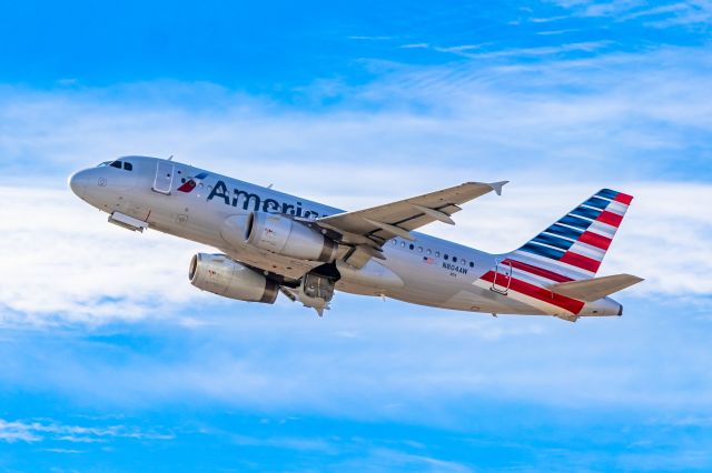 Airbus A319 (N804AW) - American Airlines A319 taking off from PHX on 11/28/22. Taken with a Canon 850D and Tamron 70-200 G2 lens.