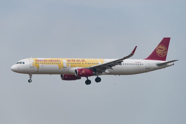 Airbus A321 (B-8407) - Juneyao Airlines A321 approach ZSSS -19.7.6 losses color and shows the original plane color