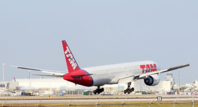 BOEING 777-300 (PT-MUJ)