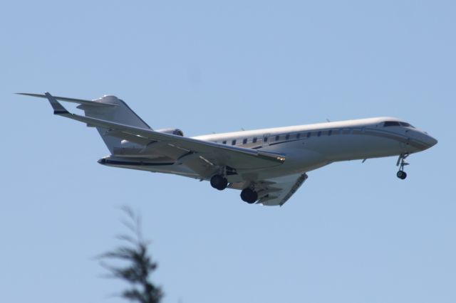 Bombardier Global Express (VP-CFM)