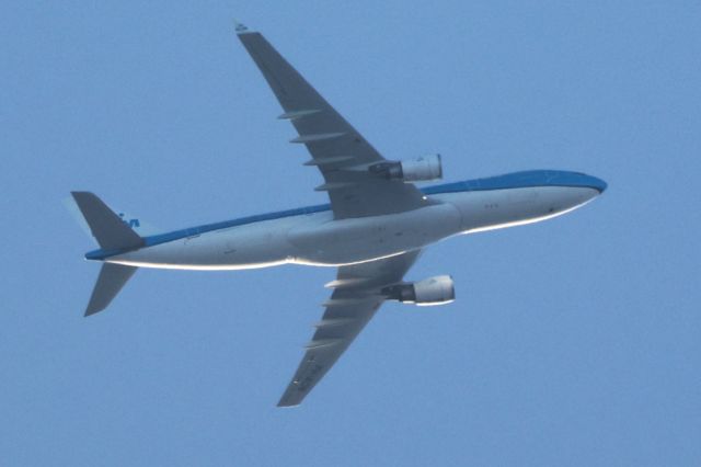 Airbus A330-300 (PH-AOB) - HP-AOB Airbus A-330 203 KLM Royal Dutch Airlines KL672 De Montréal YUL. Vers Amsterdam AMS. Altitude 4321 Vitesse 629 KM/H. Survolant la ville de Lavaltrie QC. Le 27-04-2025 à 19:09.