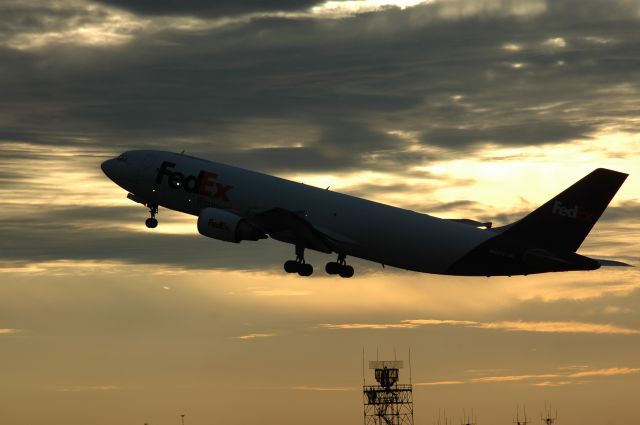 Airbus A310 (N663FE) - FDX 531 heavy taking off from 18L