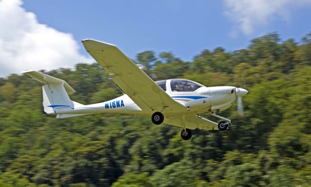 Diamond Star (N333WF) - Landing runway 36 for lunch and ice cream at Sinful Sunday, August 14, 2011.