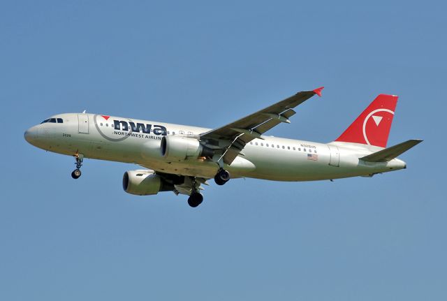 Airbus A320 (N326US) - YVR spotting..nice!