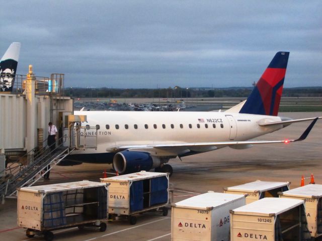 Embraer 170/175 (N622CZ)