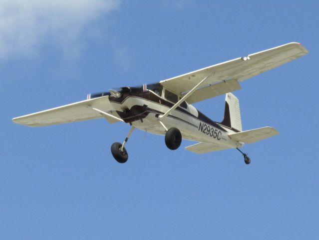 Cessna Skywagon 180 (N2935C) - Landing RWY 24