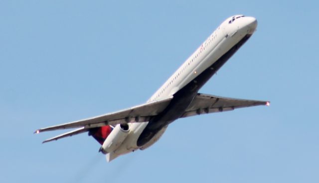 McDonnell Douglas MD-88 (N917DN) - Roaring out of OHare with service to ATL.