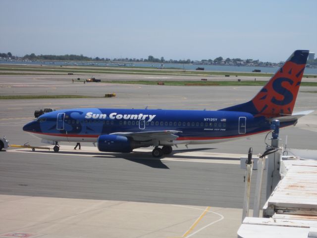 Boeing 737-700 (N712SY) - Lining up to taxi.