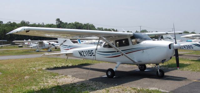 Cessna Skyhawk (N2119E) - L.I. MacArthur Airport Brookhaven Airport   101 Hering Drive   Ronkonkoma, NY 11779    phone: 631 588-5400  fax: 631 588-5799     139 Dawn Drive  Shirley, NY 11967    phone: 631 281-5400  fax: 631 281-5473     General e-mail: mias46@midislandair.com  Flight Training e-mail: learn2fly@midislandair.com