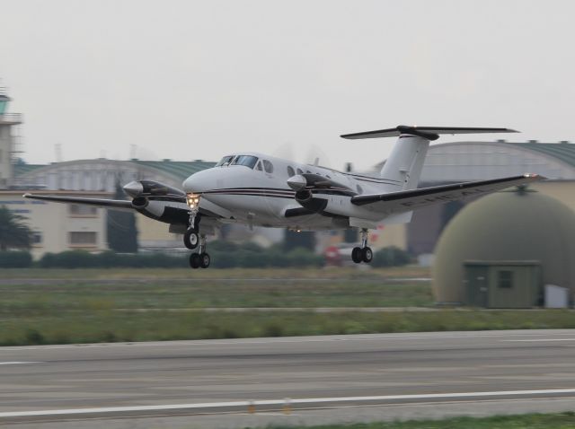 Beechcraft Super King Air 200 (F-HEAL) - 24 oct 2013 - hospital flight