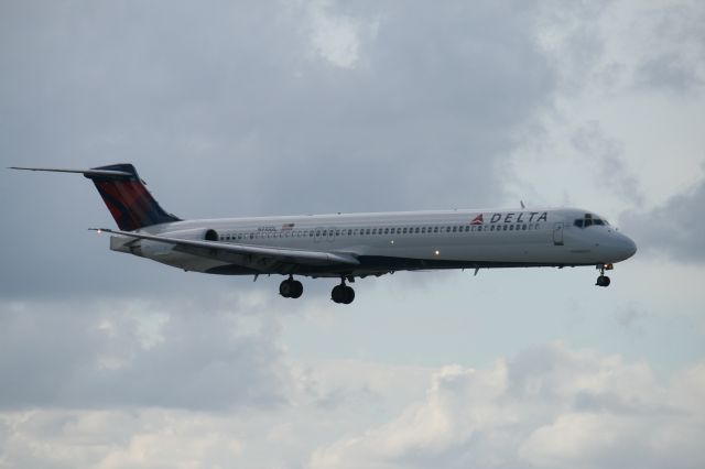 McDonnell Douglas MD-83 (N910DL)