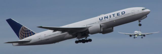 Boeing 777 (N799UA)