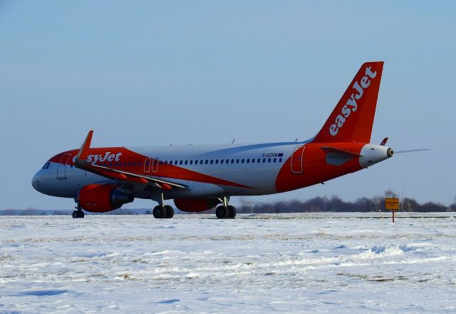 Airbus A320 (G-EZTR) - EPLB