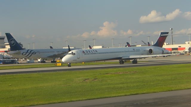 McDonnell Douglas MD-90 (N957DN) - Del to China Northern Airlines in 1997br /Del to China Southern Airlines in 2003br /Del to DAL in 2011