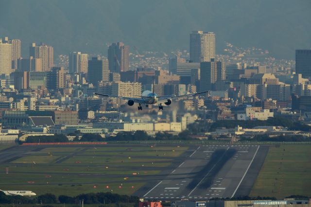 Boeing 777-200 (JA704A) - Osaka International Airport