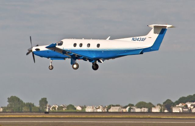 Pilatus PC-12 (N243AF) - landing RWY04L at KBOS Logan