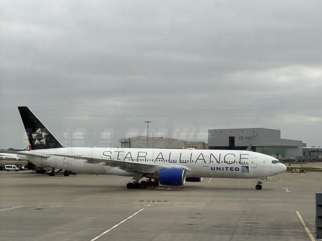 Boeing 777-200 (N794UA) - Engine Cowl now the new blue