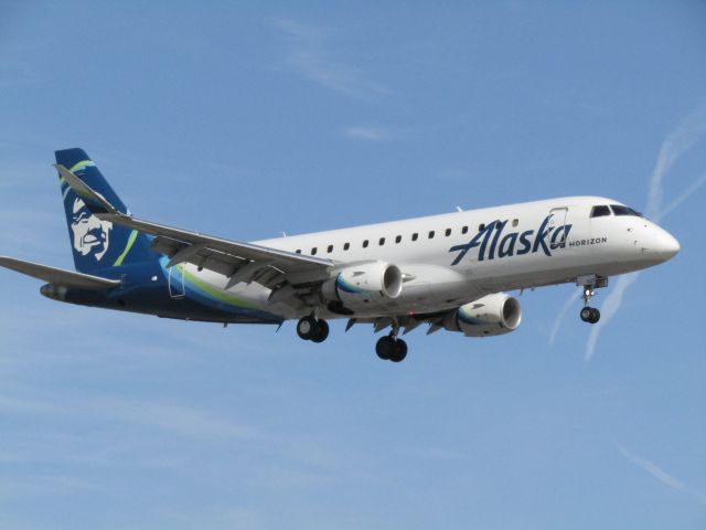 EMBRAER 175 (long wing) (N625QX) - Landing RWY 20R