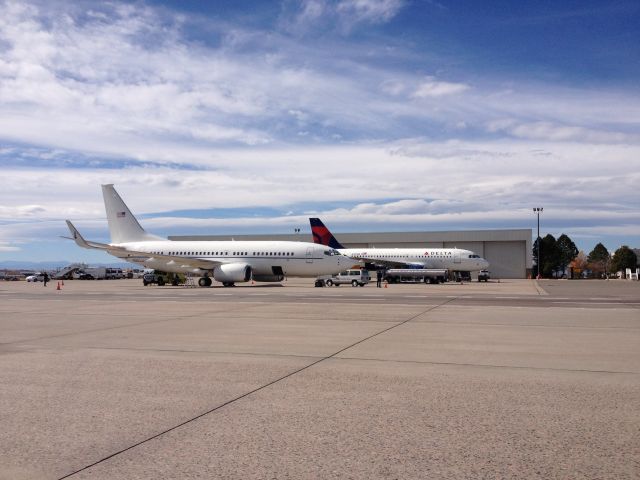 Boeing 737-700 (02-0201) - This Boeing C-40C brought Michelle Obama to Denver.