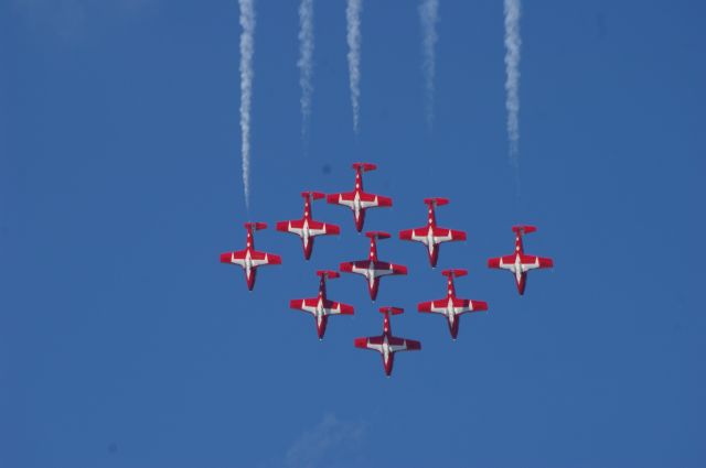 — — - J'étais a CYVO pour ce spectacle aérien d'août 2010. Le groupe acrobatique ''Snowbirds'' était a l'œuvre.