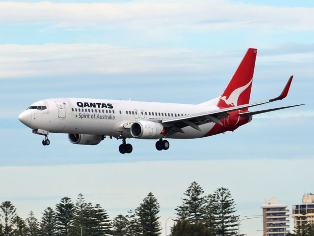 Boeing 737-800 (VH-VYB) - On short finals for runway 05. Thursday 12th July 2012.