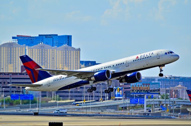 Boeing 757-200 (N6709) - N6709 Delta Air Lines Boeing 757-232 / 6709 (cn 30481/937)  Las Vegas - McCarran International (LAS / KLAS) USA - Nevada, July 21, 2012 Photo: Tomás Del Coro