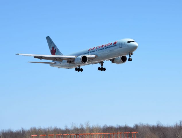 BOEING 767-300 (C-FCAB) - Arriving from Frankfurt Intl Airport on 6-Apr-14.