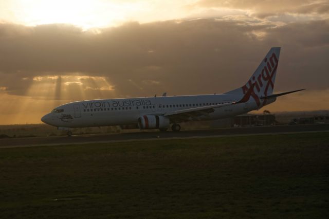 Boeing 737-700 (VH-VUU) - Late Afternoon in Melbourne, one runway closed, we were 10th in line, so plenty of landing shots!