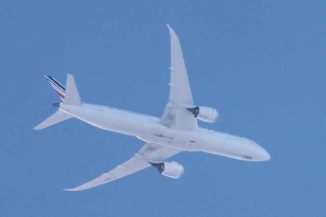Boeing 787-8 (F-HRBA) - F-HRBA Boeing B-787-9 Air France  AF343. De Montréal YUL. Vers Paris CDG. Altitude 6150 Mètres. Vitesse 802 KM/H. Survolant la ville de Lavaltrie QC. Le 01-04-2025 à 17:21.