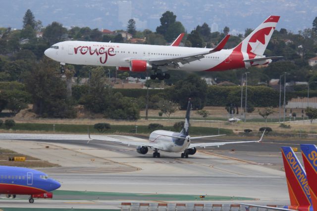 BOEING 767-300 (C-GHPE)