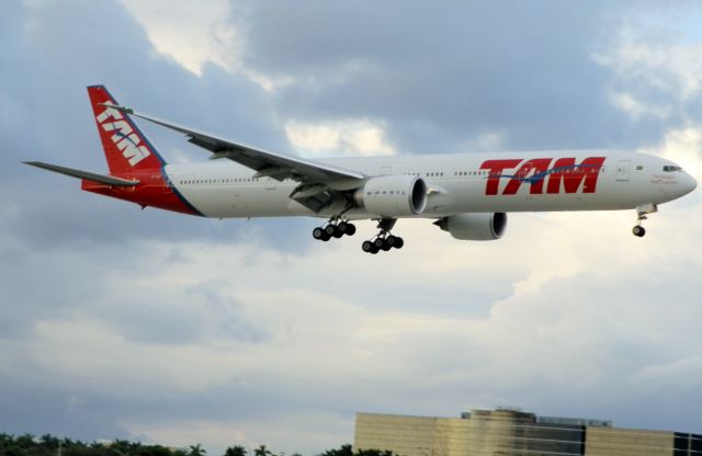 Boeing 777-200 (PT-MUI)