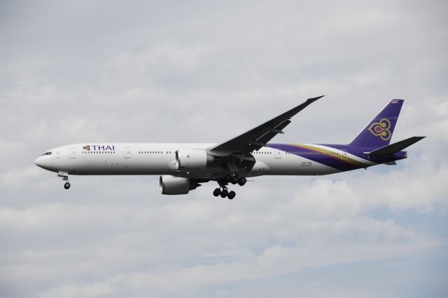 BOEING 777-300 (HS-TKK) - Final Approach to Narita Intl Airport Rnwy16R on 2012/08/18