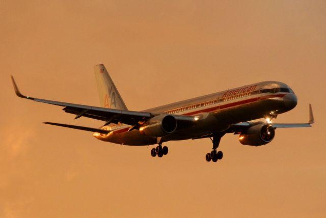 Boeing 757-200 (N677AN)