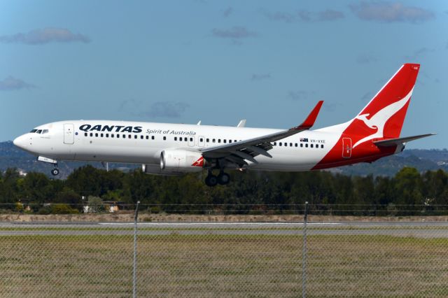 Boeing 737-800 (VH-VXE) - About to put down on on runway 05. Monday, 14th April, 2014.