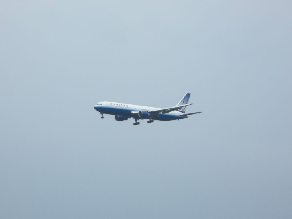 Boeing 777-200 — - A United Airlines 777-200 landing at Dulles International Airport.