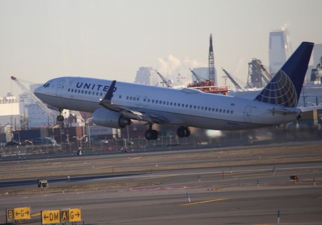 Boeing 737-800 (N24211)