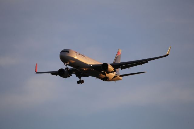BOEING 767-300 (CC-CXH)