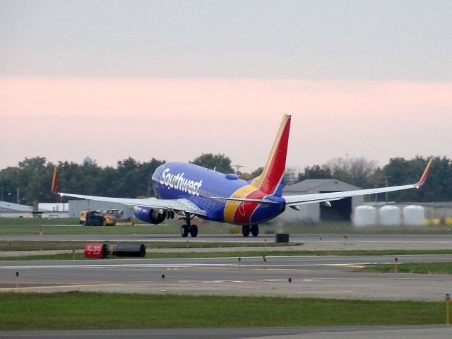 Boeing 737-700 (N7859B)