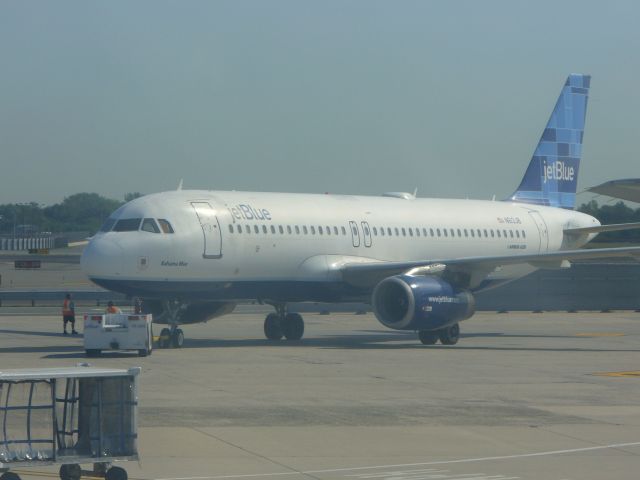 Airbus A320 (N613JB)