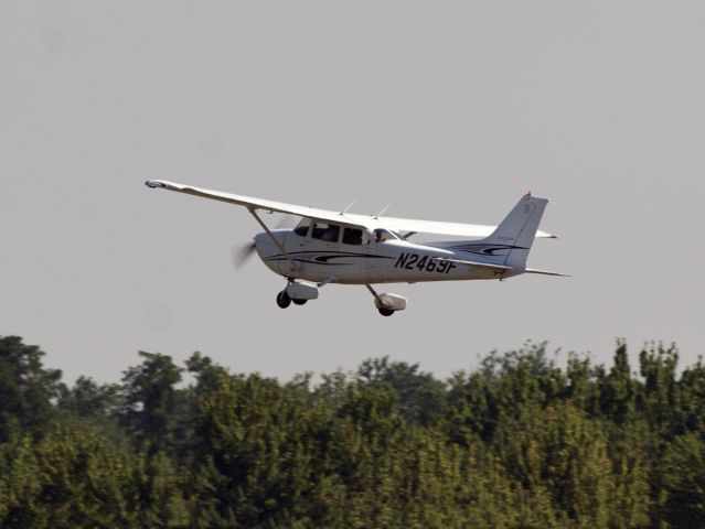 Cessna Skyhawk (N2469F) - Take off RW34.