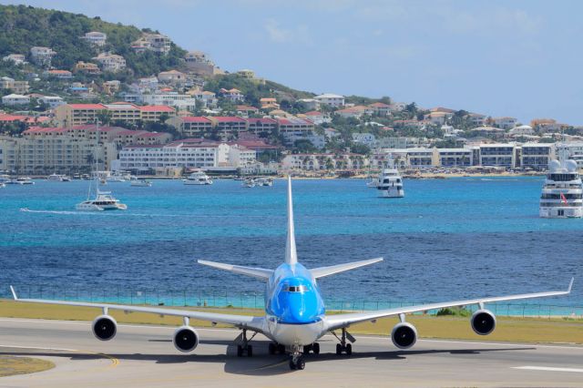 Boeing 747-400 (PH-BFG) - KLM PH-BFG taxing to parking at tncm