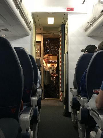 McDonnell Douglas MD-88 (N992DL) - About to push back.  Pilots getting ready.