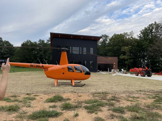 Robinson R-44 (N136LA)