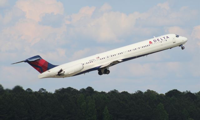 McDonnell Douglas MD-88 (N965DL)