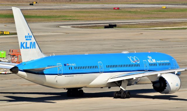 Boeing 787-9 Dreamliner (PH-BHO) - KLM 787-9 gets ready to depart IAH.