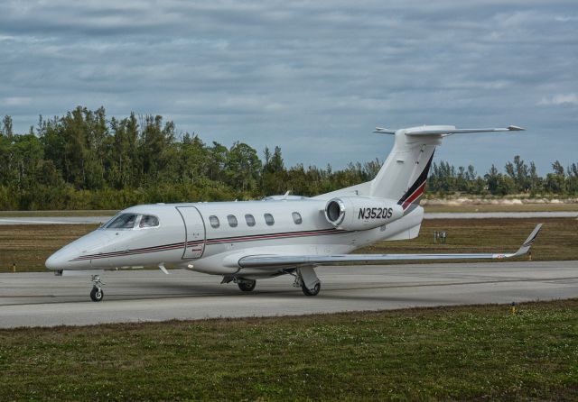 Embraer Phenom 300 (N352QS)