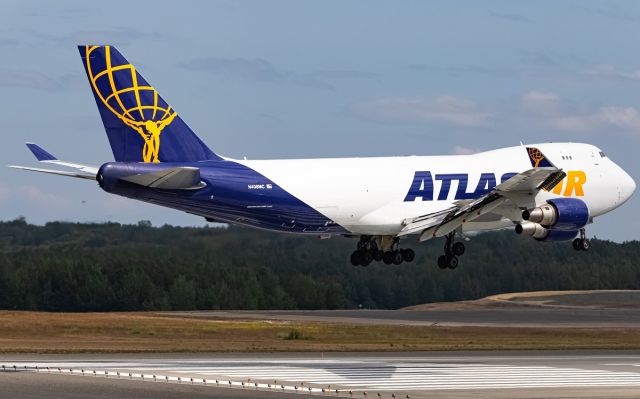 Boeing 747-400 (N408MC)